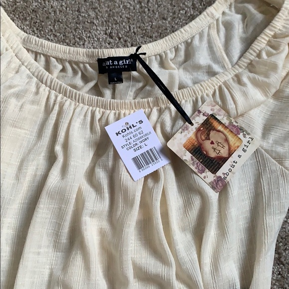 Cream colored crop top - Picture 3 of 4